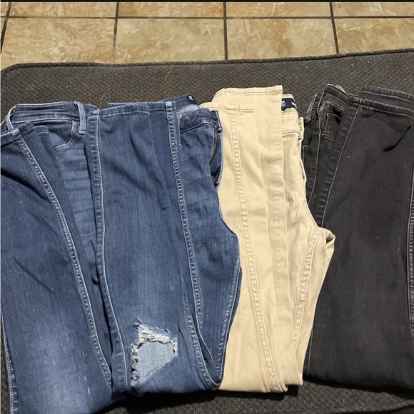 Hollister - Picture 2 of 3